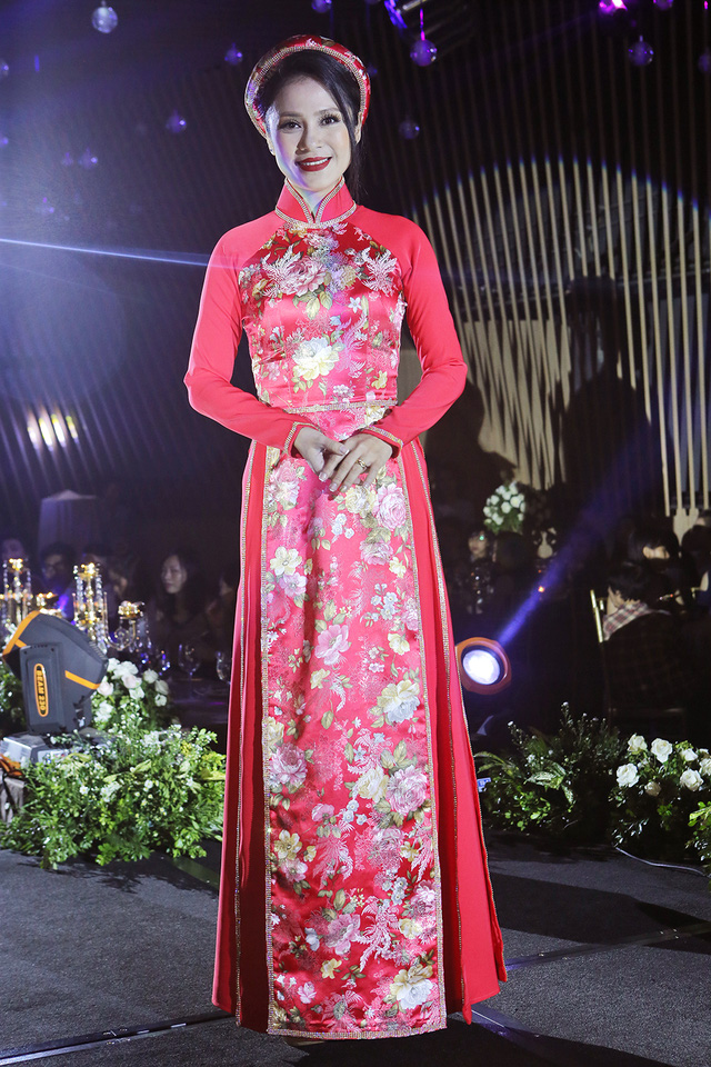 Việt Trinh mặc áo dài cưới rạng rỡ, xinh đẹp ở tuổi tứ tuần - Ảnh 8. Việt Trinh mặc áo dài cưới rạng rỡ, xinh đẹp ở tuổi tứ tuần - Ảnh 8.