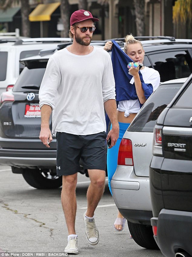 Miley Cyrus vui vẻ bên bạn trai sau tin đồn rạn nứt vì hợp đồng tiền hôn nhân - Ảnh 2. Miley Cyrus vui vẻ bên bạn trai sau tin đồn rạn nứt vì hợp đồng tiền hôn nhân - Ảnh 2.