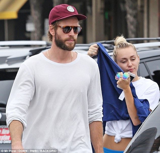 Miley Cyrus vui vẻ bên bạn trai sau tin đồn rạn nứt vì hợp đồng tiền hôn nhân - Ảnh 10. Miley Cyrus vui vẻ bên bạn trai sau tin đồn rạn nứt vì hợp đồng tiền hôn nhân - Ảnh 10.