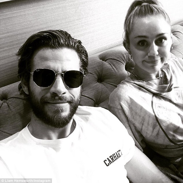 Miley Cyrus vui vẻ bên bạn trai sau tin đồn rạn nứt vì hợp đồng tiền hôn nhân - Ảnh 12. Miley Cyrus vui vẻ bên bạn trai sau tin đồn rạn nứt vì hợp đồng tiền hôn nhân - Ảnh 12.