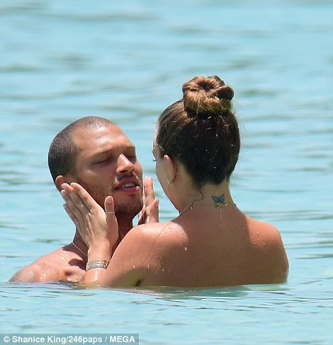 Con gái tỷ phú Anh hạnh phúc bên “tội phạm đẹp trai” Jeremy Meeks - Ảnh 8. Con gái tỷ phú Anh hạnh phúc bên “tội phạm đẹp trai” Jeremy Meeks - Ảnh 8.