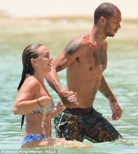 Con gái tỷ phú Anh hạnh phúc bên “tội phạm đẹp trai” Jeremy Meeks - Ảnh 10. Con gái tỷ phú Anh hạnh phúc bên “tội phạm đẹp trai” Jeremy Meeks - Ảnh 10.