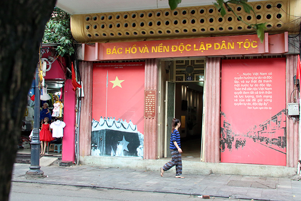 Thăm ng&ocirc;i nh&agrave; B&aacute;c Hồ viết bản tuy&ecirc;n ng&ocirc;n độc lập - Ảnh 2.