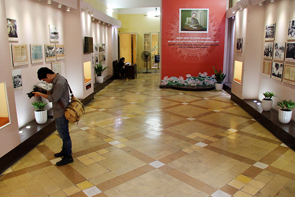 Thăm ng&ocirc;i nh&agrave; B&aacute;c Hồ viết bản tuy&ecirc;n ng&ocirc;n độc lập - Ảnh 4.