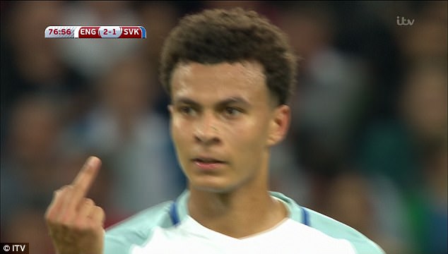 Fan hoang mang v&igrave; kh&ocirc;ng biết Dele Alli chĩa ng&oacute;n tay thối v&agrave;o trọng t&agrave;i hay đồng đội - Ảnh 1.