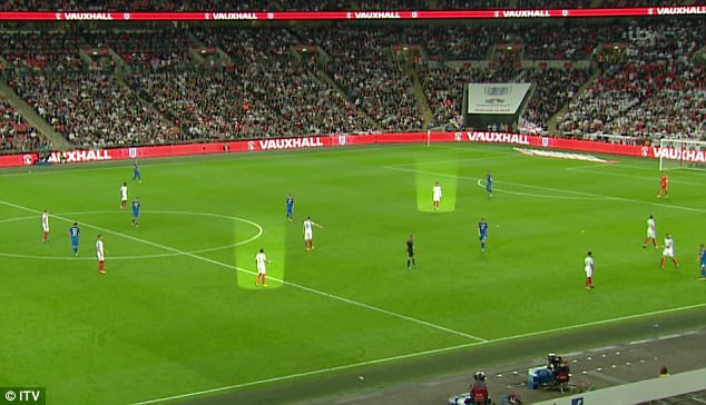 Fan hoang mang v&igrave; kh&ocirc;ng biết Dele Alli chĩa ng&oacute;n tay thối v&agrave;o trọng t&agrave;i hay đồng đội - Ảnh 2.