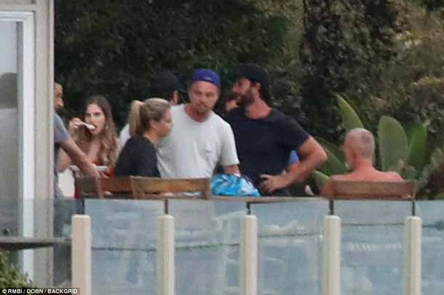 Leonardo DiCaprio đi tắm biển cùng người mẫu áo tắm 9x - Ảnh 4. Leonardo DiCaprio đi tắm biển cùng người mẫu áo tắm 9x - Ảnh 4.