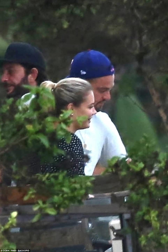 Leonardo DiCaprio đi tắm biển cùng người mẫu áo tắm 9x - Ảnh 8. Leonardo DiCaprio đi tắm biển cùng người mẫu áo tắm 9x - Ảnh 8.