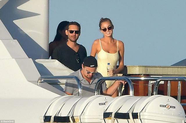 Leonardo DiCaprio đi tắm biển cùng người mẫu áo tắm 9x - Ảnh 26. Leonardo DiCaprio đi tắm biển cùng người mẫu áo tắm 9x - Ảnh 26.