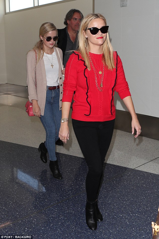 Con gái 18 tuổi của Reese Witherspoon giống mẹ như đúc - Ảnh 8. Con gái 18 tuổi của Reese Witherspoon giống mẹ như đúc - Ảnh 8.