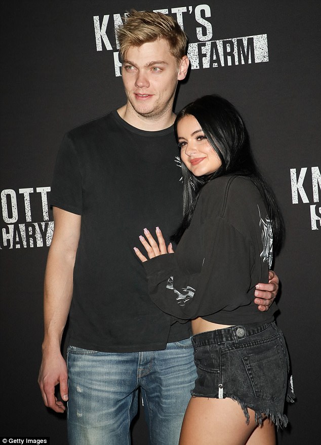 Sao teen phim Modern Family t&igrave;nh tứ bạn trai trong sự kiện - Ảnh 10.