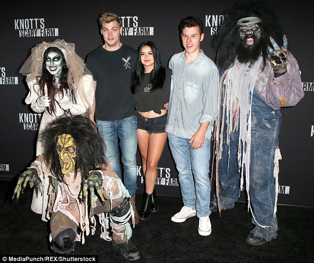 Sao teen phim Modern Family t&igrave;nh tứ bạn trai trong sự kiện - Ảnh 12.