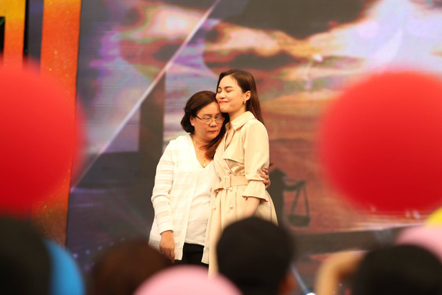 Giang Hồng Ngọc kh&oacute;c khi kể chuyện gia đ&igrave;nh đổi nh&agrave; trọ 22 lần để tr&aacute;nh nợ - Ảnh 8.