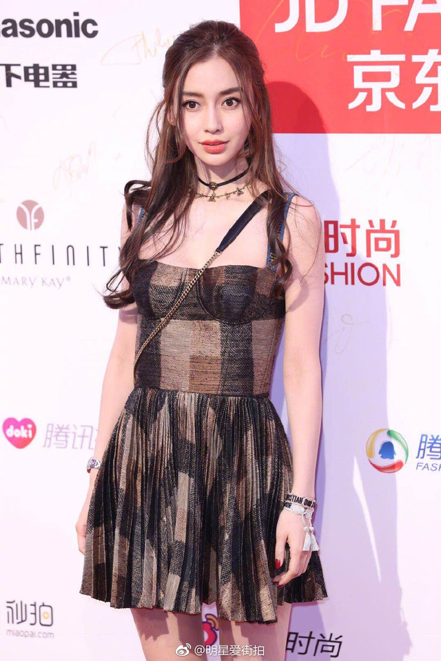 Gái một con Angelababy hoá công chúa, đọ sắc cùng dàn sao Hoa ngữ - Ảnh 2. Gái một con Angelababy hoá công chúa, đọ sắc cùng dàn sao Hoa ngữ - Ảnh 2.