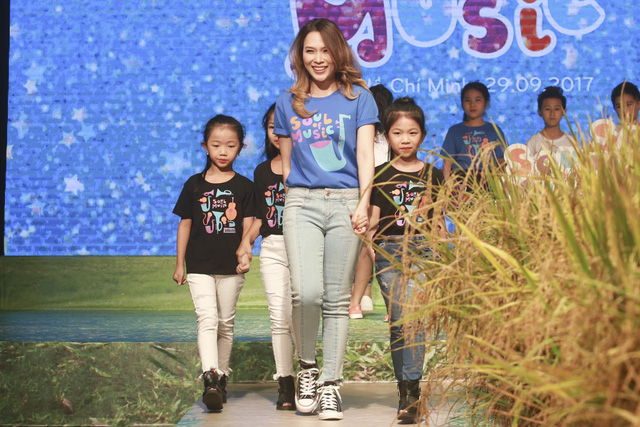 Mỹ T&acirc;m rạng rỡ khi sải bước tr&ecirc;n s&agrave;n diễn thời trang - Ảnh 8.