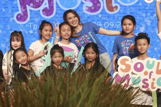 Mỹ T&acirc;m rạng rỡ khi sải bước tr&ecirc;n s&agrave;n diễn thời trang - Ảnh 10.