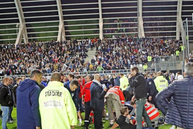 SỐC: Hàng rào sân ở Ligue 1 sụp đổ khiến 29 người bị thương - Ảnh 2.