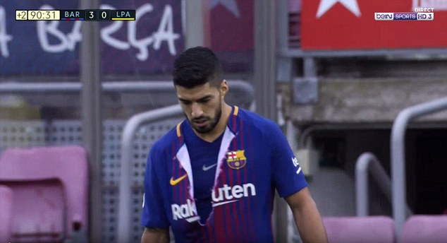 Luis Suarez xé áo như Hulk, đùng đùng bỏ đi khiến Barca đá thiếu người - Ảnh 1.