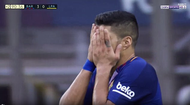 Luis Suarez xé áo như Hulk, đùng đùng bỏ đi khiến Barca đá thiếu người - Ảnh 2.