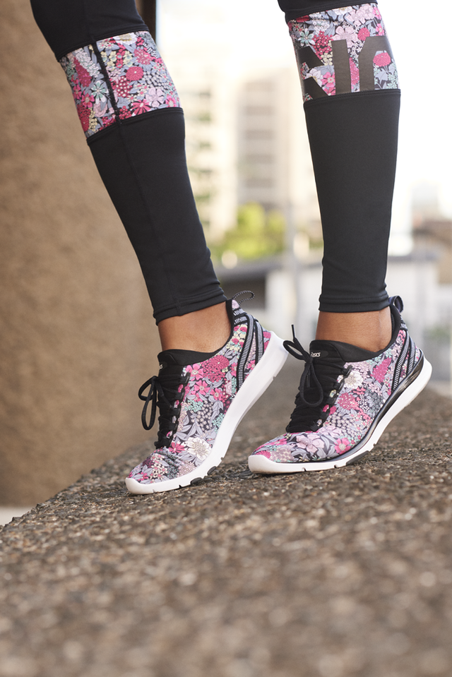 Xu hướng giày thể thao “Sport Chic” khiến giới trẻ mê mệt - Ảnh 6. Xu hướng giày thể thao “Sport Chic” khiến giới trẻ mê mệt - Ảnh 6.