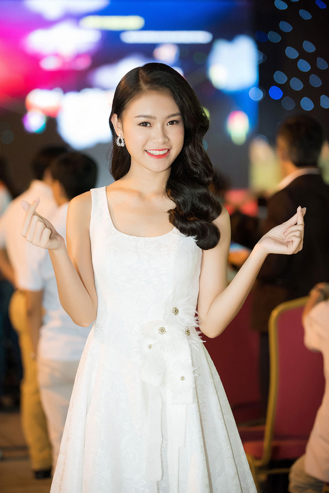 Cô gái vàng của Hoa hậu Việt Nam hoá chị Hằng trong đêm Trung thu - Ảnh 2. Cô gái vàng của Hoa hậu Việt Nam hoá chị Hằng trong đêm Trung thu - Ảnh 2.