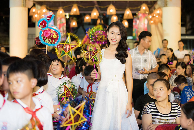 Cô gái vàng của Hoa hậu Việt Nam hoá chị Hằng trong đêm Trung thu - Ảnh 6. Cô gái vàng của Hoa hậu Việt Nam hoá chị Hằng trong đêm Trung thu - Ảnh 6.