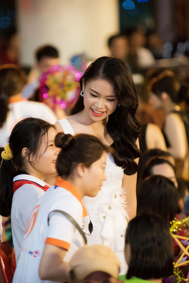 Cô gái vàng của Hoa hậu Việt Nam hoá chị Hằng trong đêm Trung thu - Ảnh 8. Cô gái vàng của Hoa hậu Việt Nam hoá chị Hằng trong đêm Trung thu - Ảnh 8.