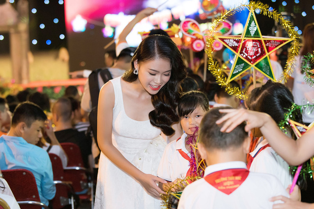 Cô gái vàng của Hoa hậu Việt Nam hoá chị Hằng trong đêm Trung thu - Ảnh 12. Cô gái vàng của Hoa hậu Việt Nam hoá chị Hằng trong đêm Trung thu - Ảnh 12.