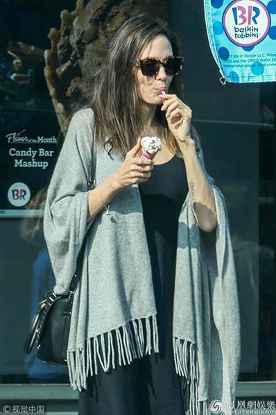 Angelina Jolie đưa c&aacute;c con đi mua sắm cho Halloween - Ảnh 2.