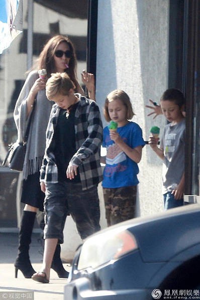 Angelina Jolie đưa c&aacute;c con đi mua sắm cho Halloween - Ảnh 4.