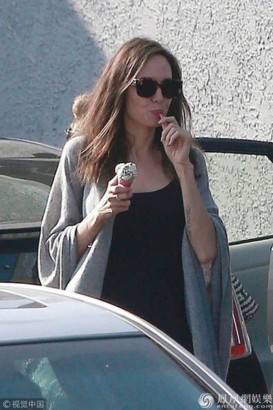 Angelina Jolie đưa c&aacute;c con đi mua sắm cho Halloween - Ảnh 8.