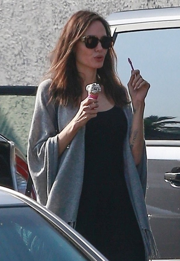 Angelina Jolie đưa c&aacute;c con đi mua sắm cho Halloween - Ảnh 10.