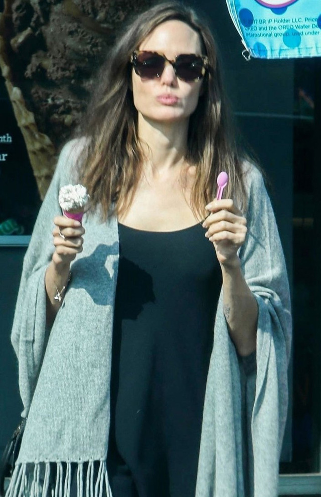 Angelina Jolie đưa c&aacute;c con đi mua sắm cho Halloween - Ảnh 12.