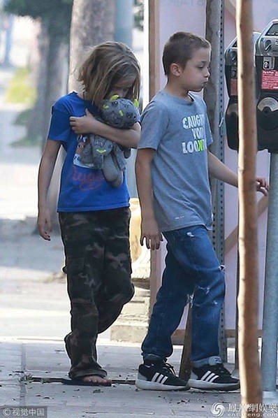 Angelina Jolie đưa c&aacute;c con đi mua sắm cho Halloween - Ảnh 16.