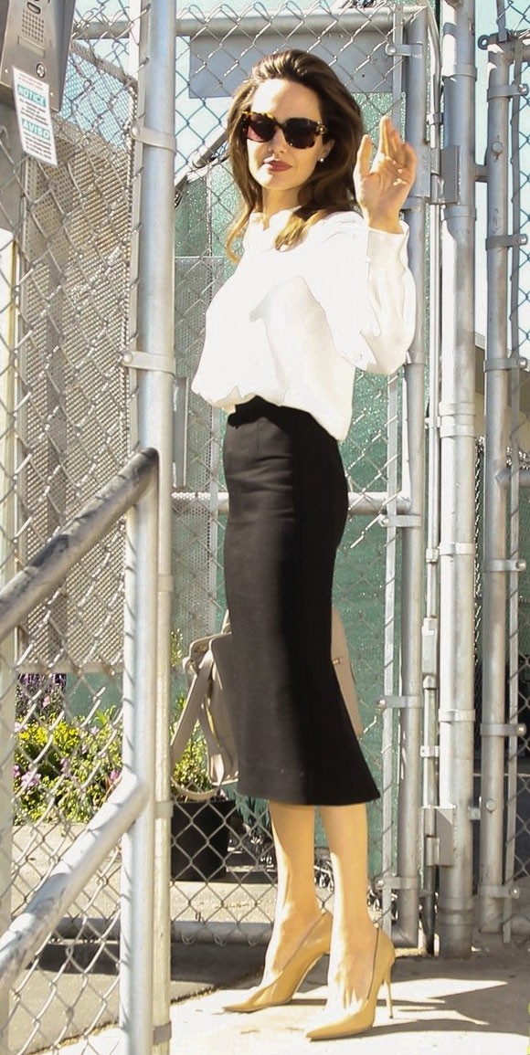 Angelina Jolie đưa c&aacute;c con đi mua sắm cho Halloween - Ảnh 24.