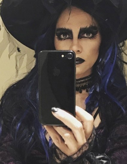 Nghẹt thở với màn khoe ngực của sao trong đêm Halloween - Ảnh 24. Nghẹt thở với màn khoe ngực của sao trong đêm Halloween - Ảnh 24.