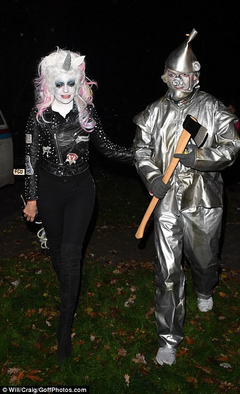 Nghẹt thở với màn khoe ngực của sao trong đêm Halloween - Ảnh 88. Nghẹt thở với màn khoe ngực của sao trong đêm Halloween - Ảnh 88.