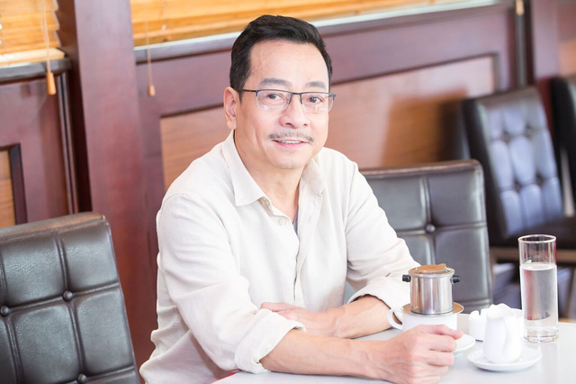 “Ông trùm” Phan Quân bàn về nhạc vàng, danh ca Chế Linh trà đá vỉa hè sáng sớm - Ảnh 4. “Ông trùm” Phan Quân bàn về nhạc vàng, danh ca Chế Linh trà đá vỉa hè sáng sớm - Ảnh 4.