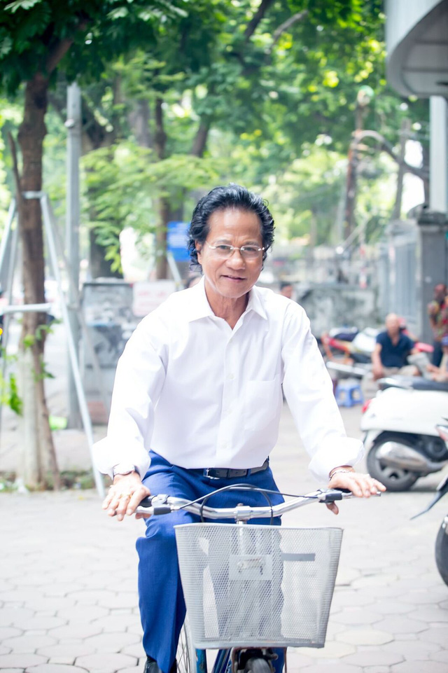 “Ông trùm” Phan Quân bàn về nhạc vàng, danh ca Chế Linh trà đá vỉa hè sáng sớm - Ảnh 8. “Ông trùm” Phan Quân bàn về nhạc vàng, danh ca Chế Linh trà đá vỉa hè sáng sớm - Ảnh 8.
