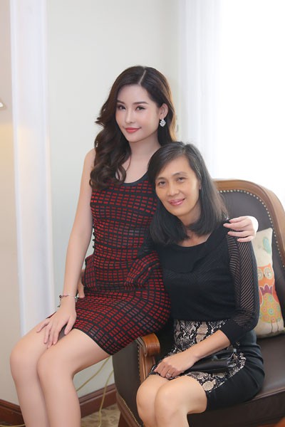 Mẹ Tân Hoa hậu Đại dương: “Tôi sốc khi con gái bị chế ảnh trên mạng” - Ảnh 6. Mẹ Tân Hoa hậu Đại dương: “Tôi sốc khi con gái bị chế ảnh trên mạng” - Ảnh 6.