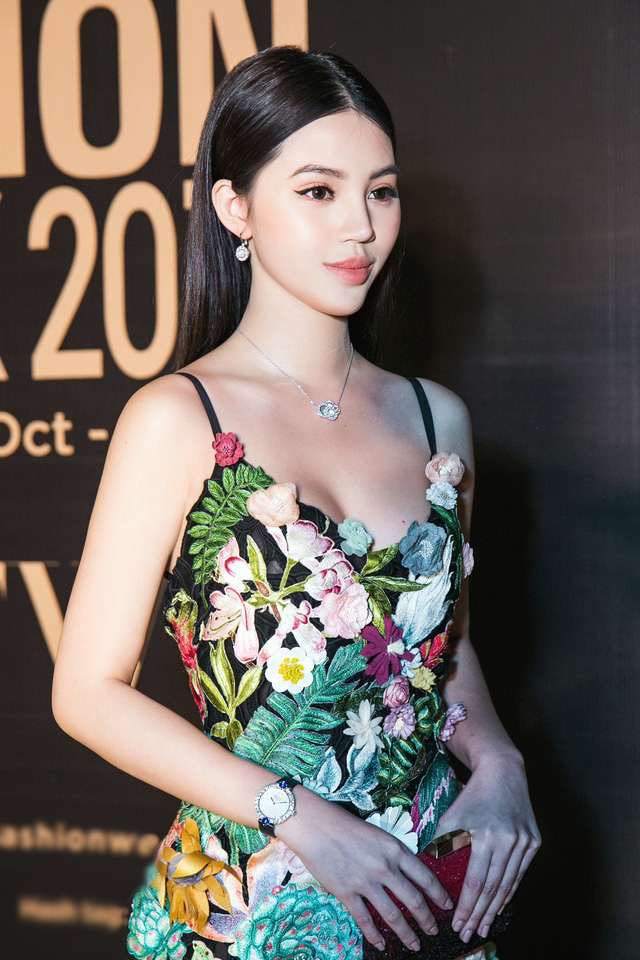 Hoa hậu “Hội con nhà giàu” diện đồ tiền tỷ, khoe phong cách gợi cảm trên thảm đỏ - Ảnh 4. Hoa hậu “Hội con nhà giàu” diện đồ tiền tỷ, khoe phong cách gợi cảm trên thảm đỏ - Ảnh 4.