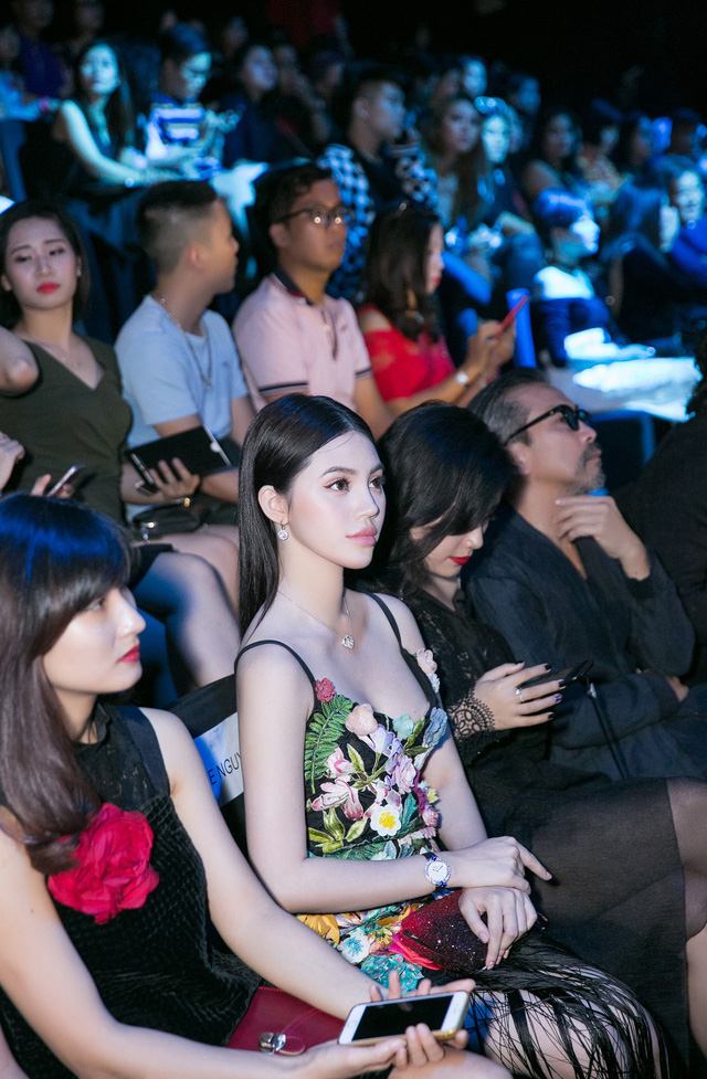 Hoa hậu “Hội con nhà giàu” diện đồ tiền tỷ, khoe phong cách gợi cảm trên thảm đỏ - Ảnh 12. Hoa hậu “Hội con nhà giàu” diện đồ tiền tỷ, khoe phong cách gợi cảm trên thảm đỏ - Ảnh 12.