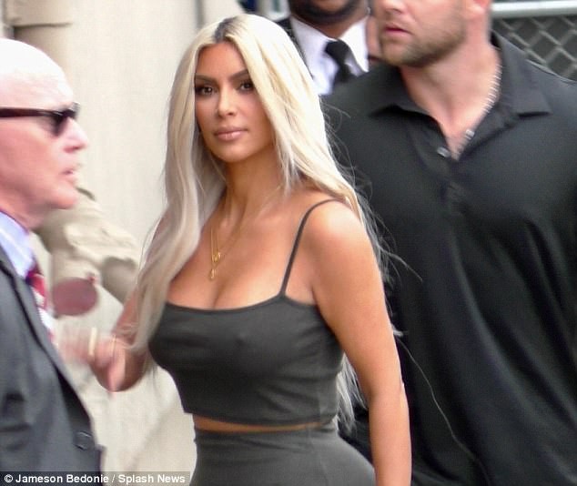 Kim Kardashian khoe ba vòng nảy lửa - Ảnh 16. Kim Kardashian khoe ba vòng nảy lửa - Ảnh 16.