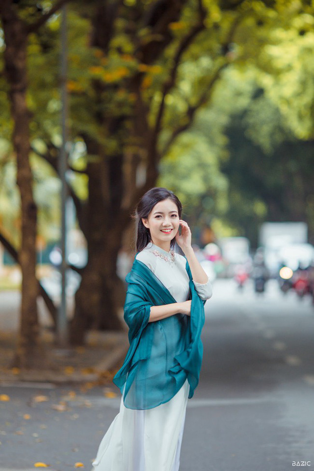 Chỉ mỉm cười, cô giáo dạy Toán cũng khiến bao người ngẩn ngơ - Ảnh 2. Chỉ mỉm cười, cô giáo dạy Toán cũng khiến bao người ngẩn ngơ - Ảnh 2.