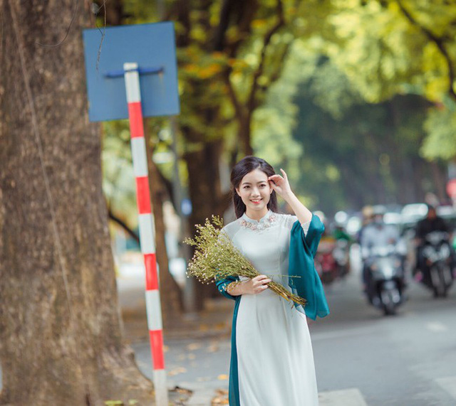 Chỉ mỉm cười, cô giáo dạy Toán cũng khiến bao người ngẩn ngơ - Ảnh 4. Chỉ mỉm cười, cô giáo dạy Toán cũng khiến bao người ngẩn ngơ - Ảnh 4.