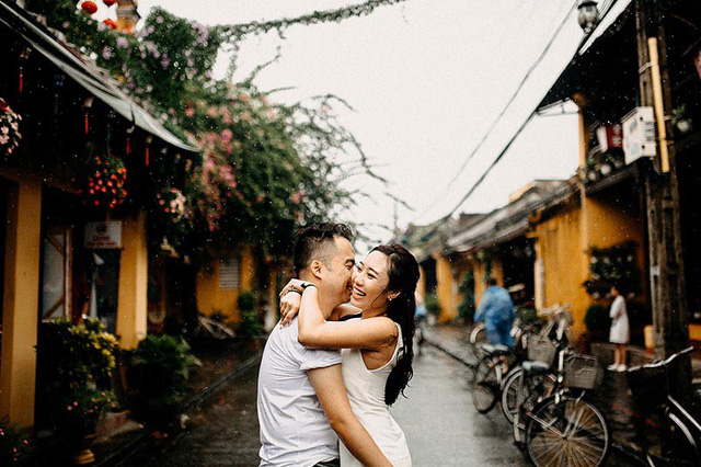 Bộ ảnh ướt mưa lãng mạn của cặp đôi đã “qua một lần đò” - Ảnh 2. Bộ ảnh ướt mưa lãng mạn của cặp đôi đã “qua một lần đò” - Ảnh 2.