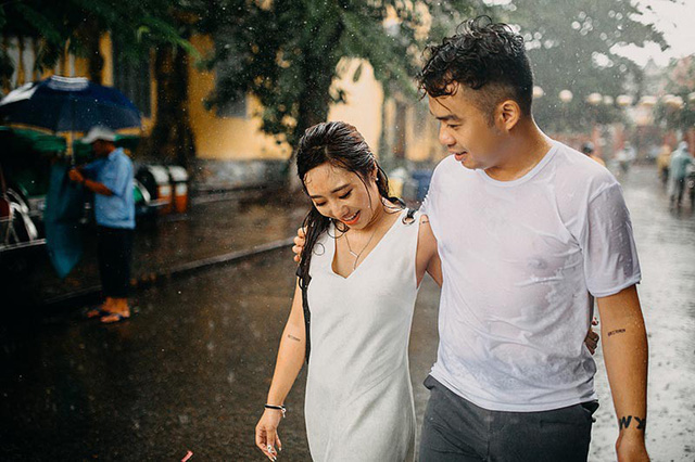 Bộ ảnh ướt mưa lãng mạn của cặp đôi đã “qua một lần đò” - Ảnh 4. Bộ ảnh ướt mưa lãng mạn của cặp đôi đã “qua một lần đò” - Ảnh 4.
