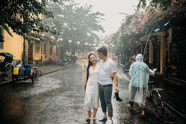Bộ ảnh ướt mưa lãng mạn của cặp đôi đã “qua một lần đò” - Ảnh 6. Bộ ảnh ướt mưa lãng mạn của cặp đôi đã “qua một lần đò” - Ảnh 6.