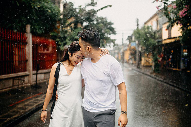 Bộ ảnh ướt mưa lãng mạn của cặp đôi đã “qua một lần đò” - Ảnh 8. Bộ ảnh ướt mưa lãng mạn của cặp đôi đã “qua một lần đò” - Ảnh 8.