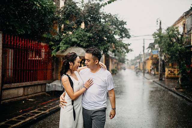 Bộ ảnh ướt mưa lãng mạn của cặp đôi đã “qua một lần đò” - Ảnh 10. Bộ ảnh ướt mưa lãng mạn của cặp đôi đã “qua một lần đò” - Ảnh 10.